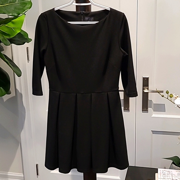 Topshop black 3/4 sleeve  dress. Pleated skirt. Back hidden zipper. Size 8. - Picture 1 of 4